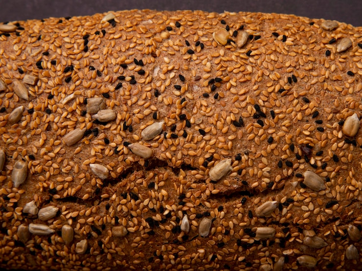 Bezpłatny plik Zdjęcie zakończenie widok słonecznikowi ziarna na baguette chlebie