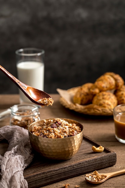 Bezpłatne zdjęcie zakończenie wyśmienicie granola na stole