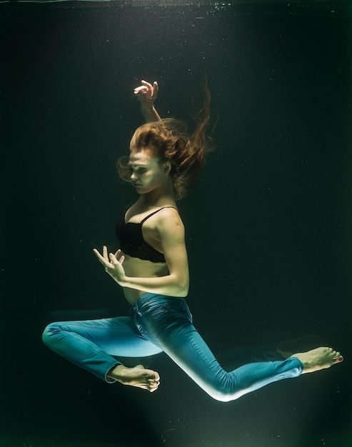 Bezpłatne zdjęcie zalane kobieta stwarzających w dżinsy