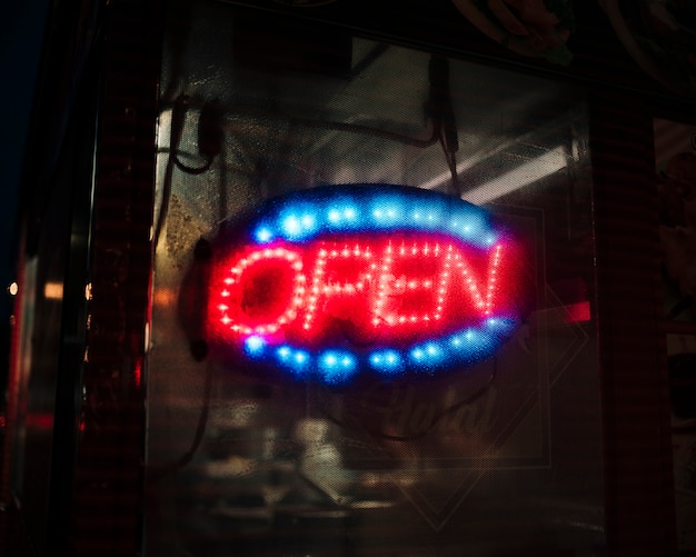 Bezpłatne zdjęcie zamazany otwarty znak w neonowych światłach