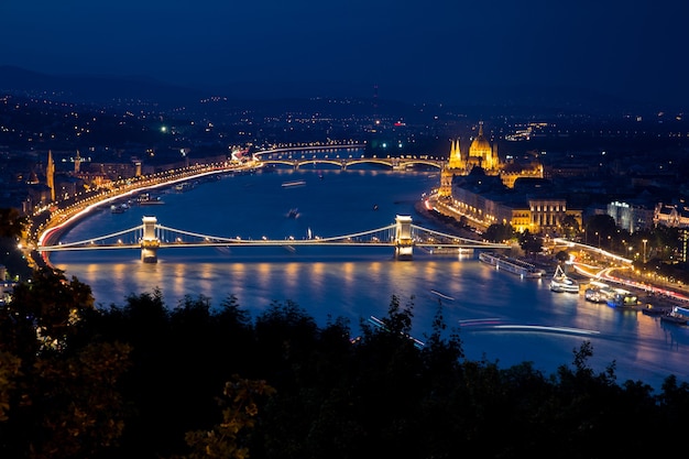 Zamek Buda otoczony budynkami i światłami w nocy w Budapeszcie
