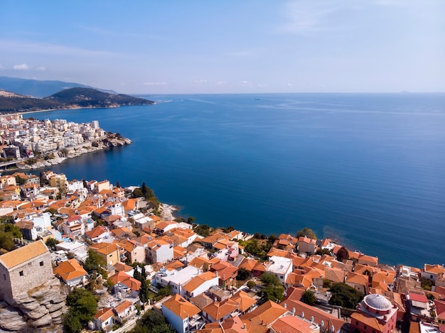 Bezpłatne zdjęcie zamek i miasto kavala nad morzem w grecji