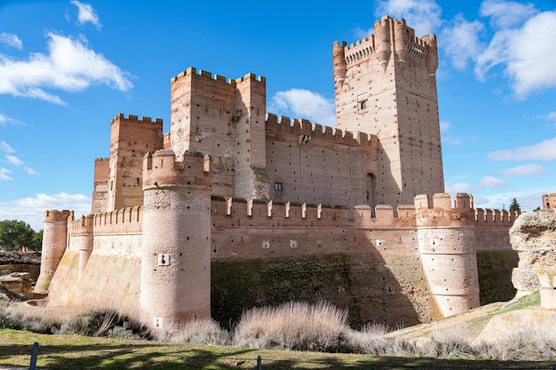 Zamek La Mota w świetle słonecznym i błękitne niebo w ciągu dnia w Medina del Campo, Hiszpania