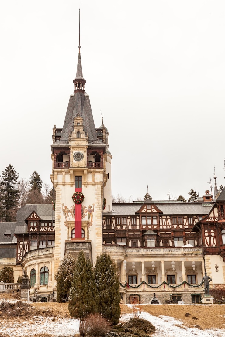 Bezpłatny plik Zdjęcie zamek peles w sinaia, rumunia. średniowieczny zamek