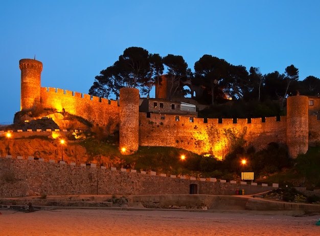 Zamek Vila Vella. Tossa de Mar w nocy. Hiszpania