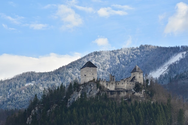 Bezpłatne zdjęcie zamek w górach
