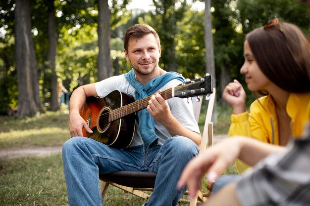 Zamknij się mężczyzna grający na gitarze