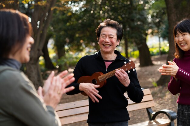 Zamknij się mężczyzna grający na ukulele