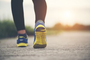 Zamknij się na buty do biegania kobiety fitness szkolenia i jogging