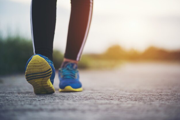 Zamknij się na buty do biegania Kobiety fitness szkolenia i jogging