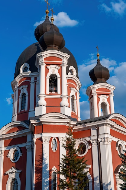 Zamknij się na klasztorze Curchi na tle błękitnego nieba