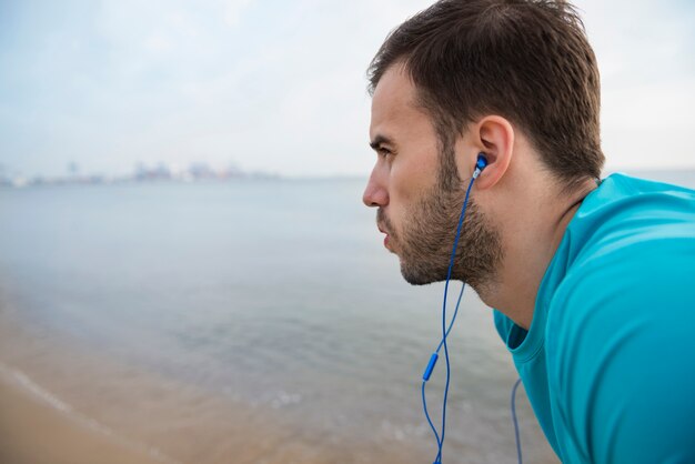 Bezpłatne zdjęcie zamknij się na młodej osobie sprawny jogging nad morzem