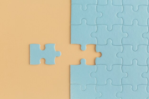 Zamknij się na tle puzzli