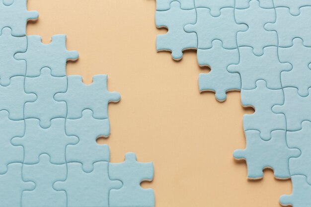 Zamknij się na tle puzzli