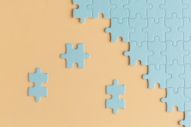 Zamknij się na tle puzzli