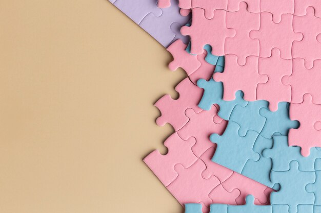 Zamknij się na tle puzzli