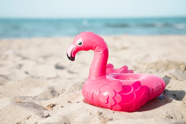 Zamknij się nadmuchiwany pierścień pływać flamingo na plaży