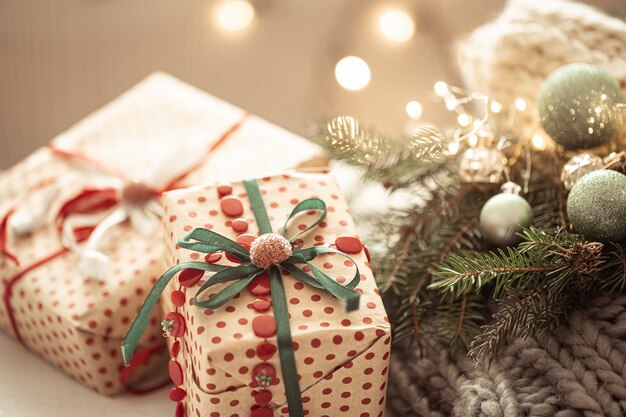 Zamknij się pięknie zapakowany prezent świąteczny na przytulnym niewyraźnym tle