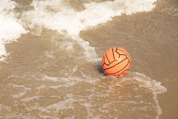 Bezpłatne zdjęcie zamknij się piłka plażowa w wodzie