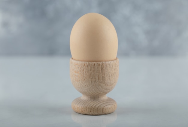 Zamknij się zdjęcie jajko na twardo w eggcup na białym tle.