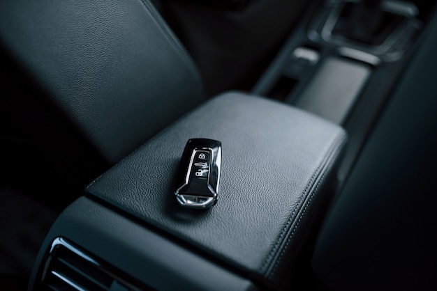 Zamknij się zdjęcie kluczy leżących wewnątrz nowego, nowoczesnego samochodu