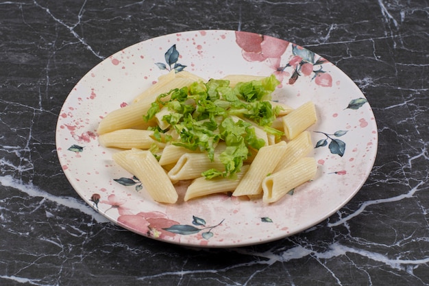 Zamknij Się Zdjęcie świeżego Makaronu Penne Z Zielenią.