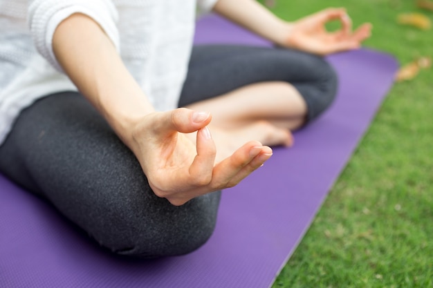 Zamknij się żeński ręcznie gesturing zen na zewnątrz pomieszczeń