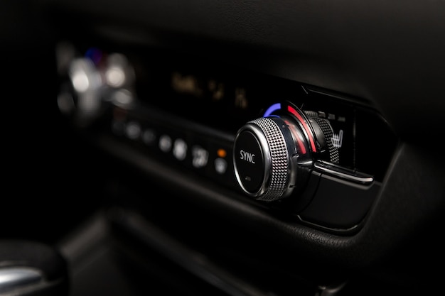 Zamknij w górę panel samochodowy instrument z widokiem kontroli klimatu z przyciskami klimatyzacji-szczegóły i elementy sterujące nowoczesnego samochodu.