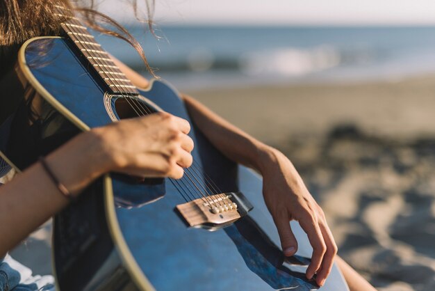 Zamknij widok kobiety z gitarą