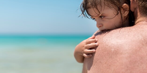 Zamknij widok z dzieckiem na plaży
