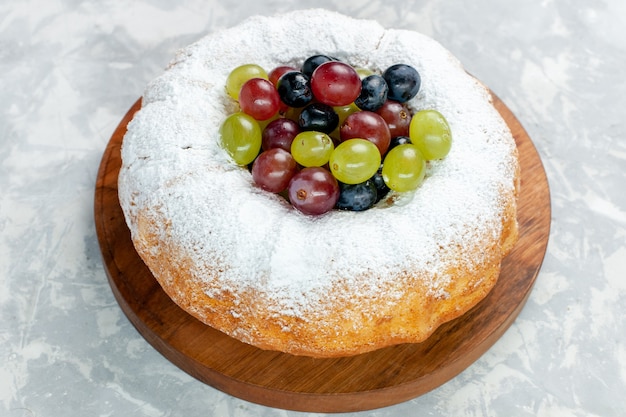 Zamknij widok z przodu cukru w proszku ciasto pyszne pieczone ciasto ze świeżych winogron na białym biurku owoce bake ciasto herbatniki cukier słodkie