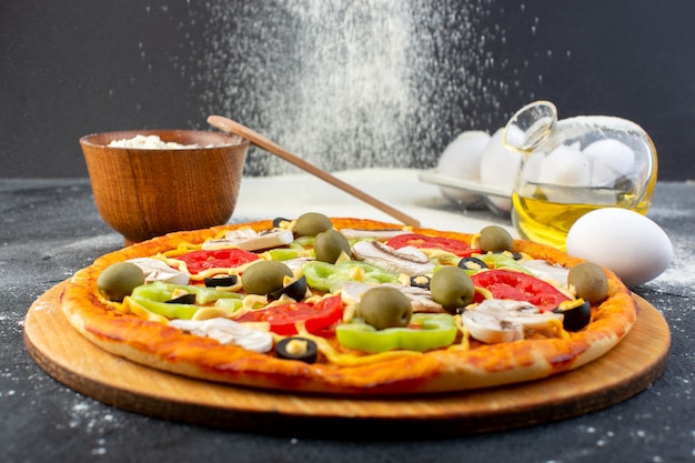 Zamknij widok z przodu smaczna pizza grzybowa z czerwonymi pomidorami, papryką i oliwkami