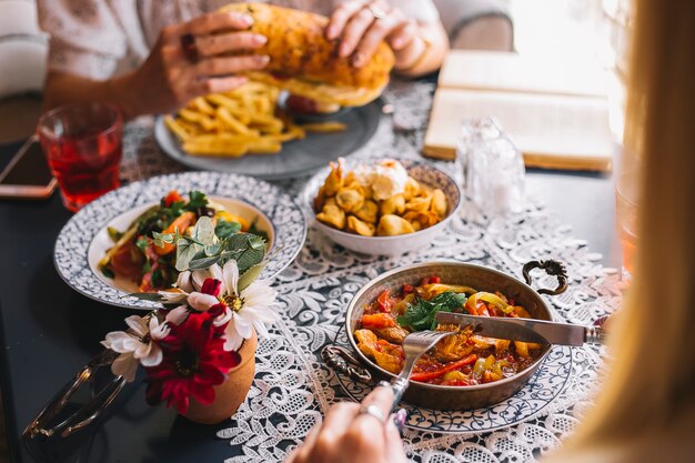 Zamyka up dwa kobiety ma lunch wpólnie w kawiarni