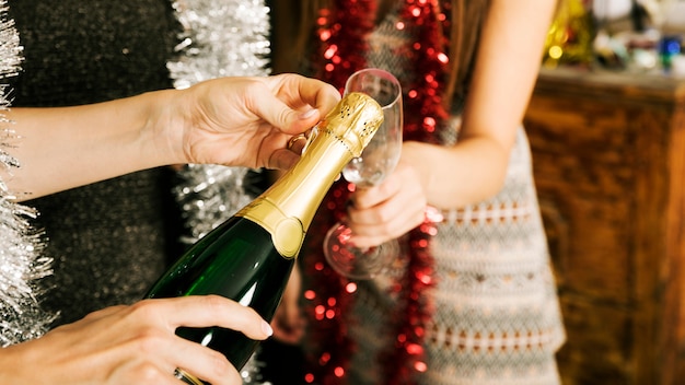 Zamyka up dziewczyny z szampanem przy nowego roku przyjęciem