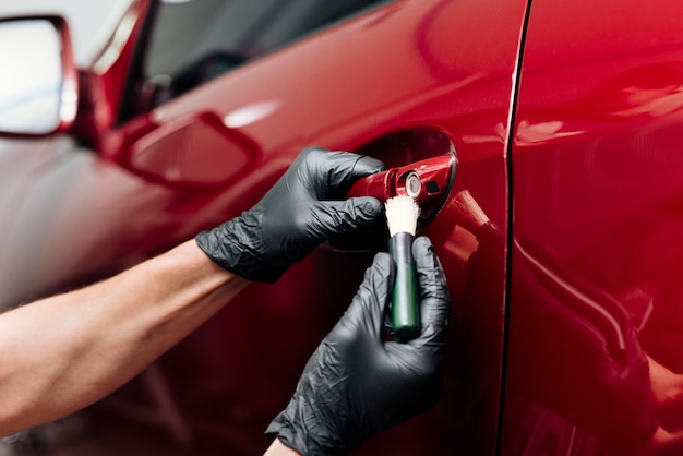 Zamyka up osoby cleaning samochodu powierzchowność
