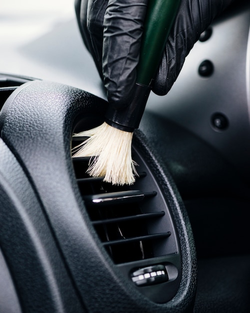 Zamyka up osoby cleaning samochodu wnętrze
