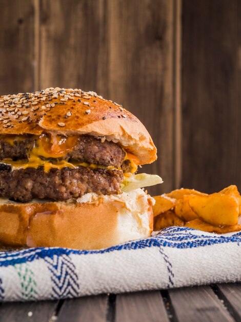 Zamyka up smakowity amerykański hamburger