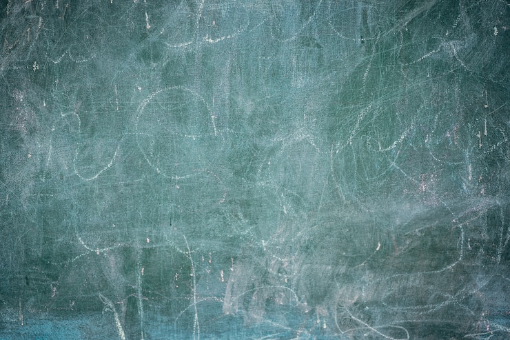 Bezpłatny plik Zdjęcie zamyka up stary blackboard z biel kredy tłem, grunge tekstura.