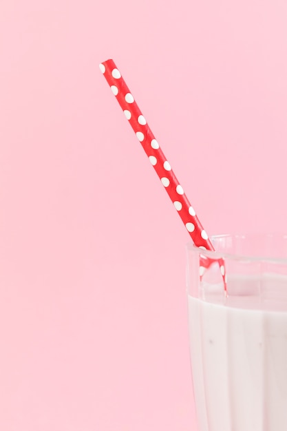 Bezpłatne zdjęcie zamyka w górę milkshake szkła z różowym tłem