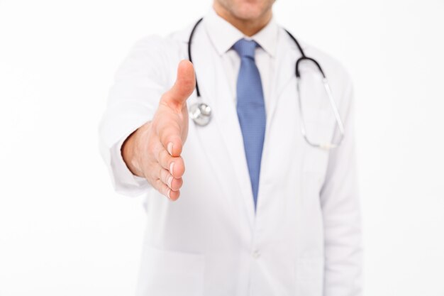 Zamyka w górę portreta męska lekarka z stetoskopem
