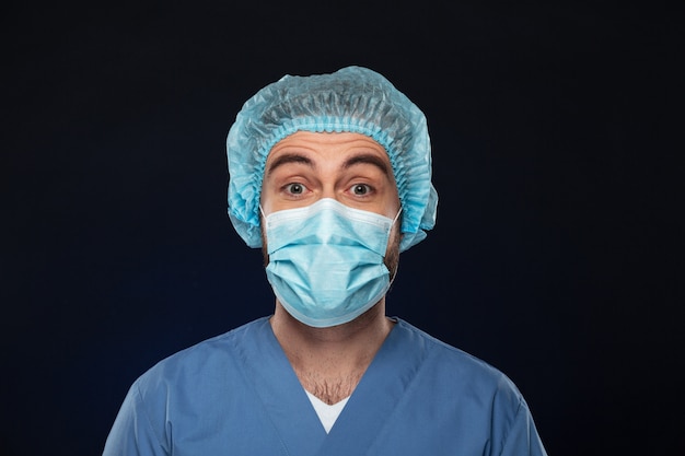 Zamyka w górę portreta szokujący męski chirurg