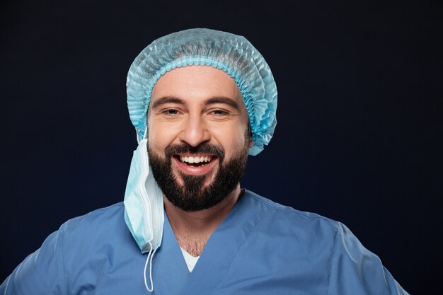 Zamyka w górę portreta uśmiechnięty męski chirurg