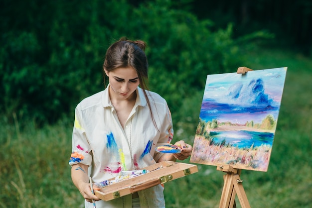 Zamyślona kobieta patrząc na polu malarstwa
