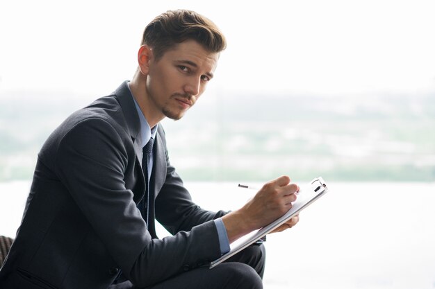 Zamyślona Look Of Writing Rednim Wieku Biznesmen