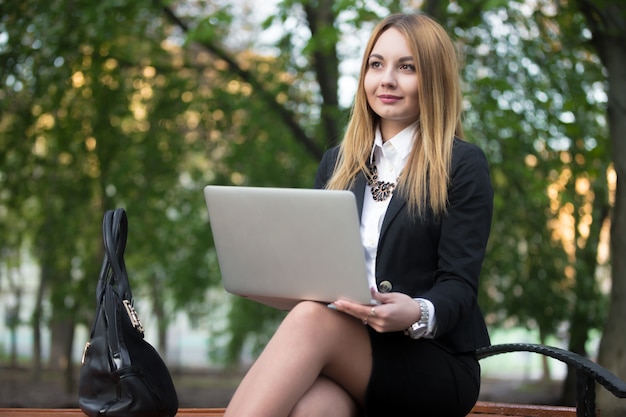 Zamyślona pracownika z laptopa