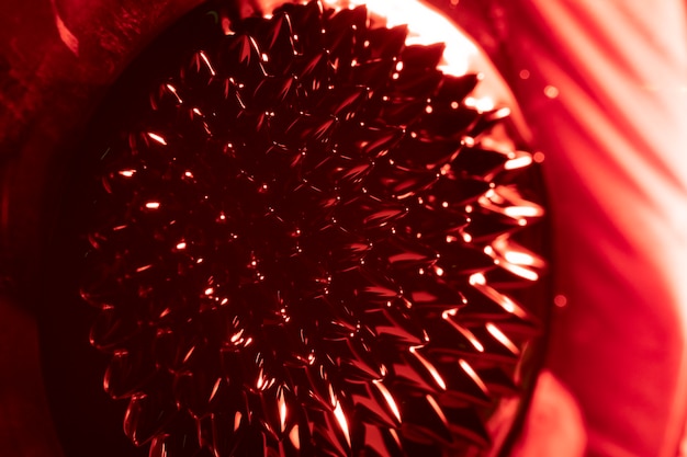 Zaokrąglona na czerwono forma ferromagnetycznego metalu