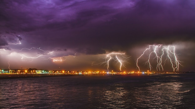 Bezpłatne zdjęcie zapierająca dech w piersiach intensywna burza z piorunami nad oceanem w mieście esposende w portugalii