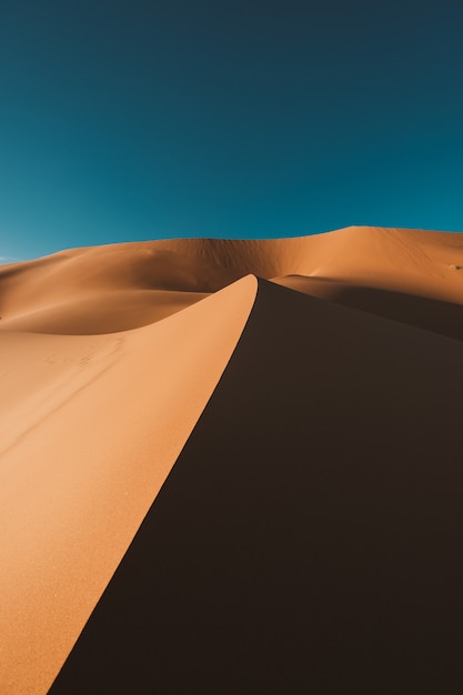 Zapierająca dech w piersiach pustynia pod błękitnym niebem w Maroku