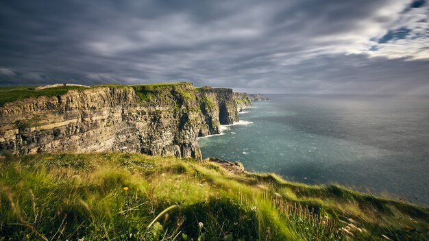 Zapierająca dech w piersiach sceneria na skraju Cliff of Moher