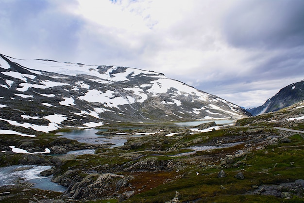 Zapierająca dech w piersiach sceneria pięknej Atlanterhavsveien w Norwegii